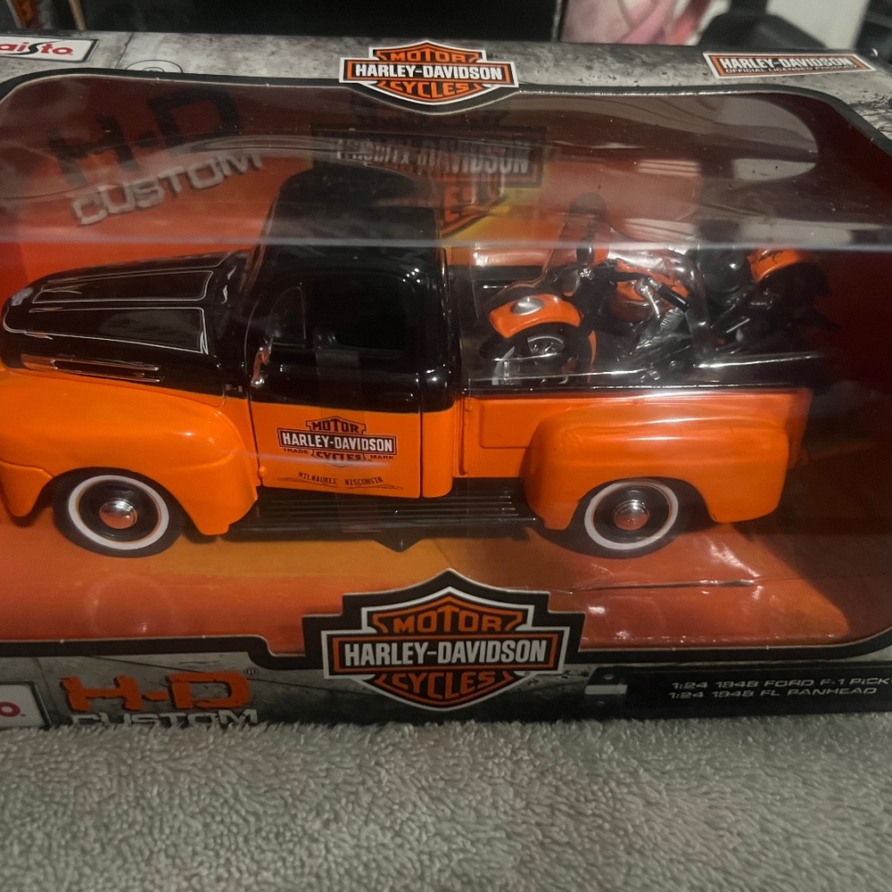 Maisto Harley Davidson Edition 1948 Ford Pickup with 1948 FL Panhead Diecast
